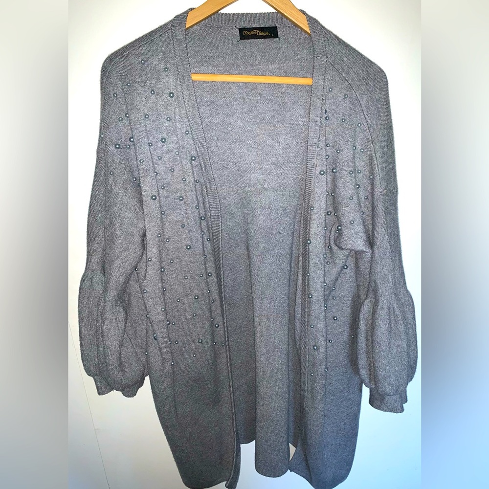 💙Open front cardigan. Features silver pearl accents and beautiful sleeve detail